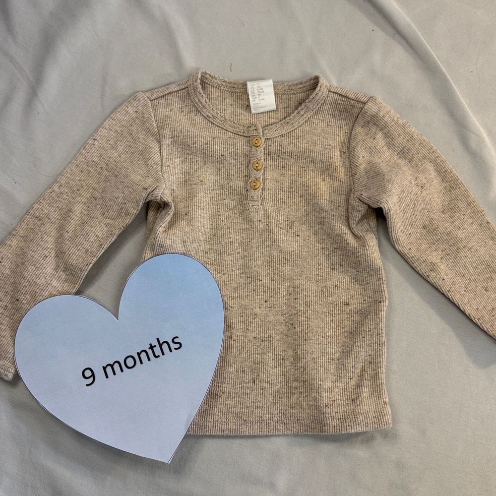 H&M - Ribbed long sleeve T-shirt. Size 9 months